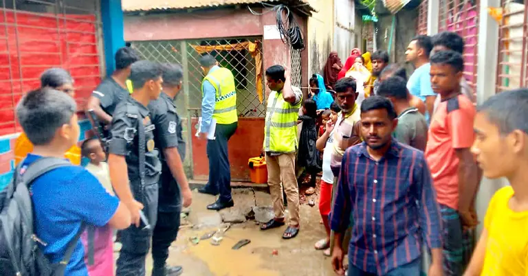 টি অ্যান্ড টি রোডের বাসায় পুলিশ, র‌্যাব ও এলাকাবাসীর অবস্থান